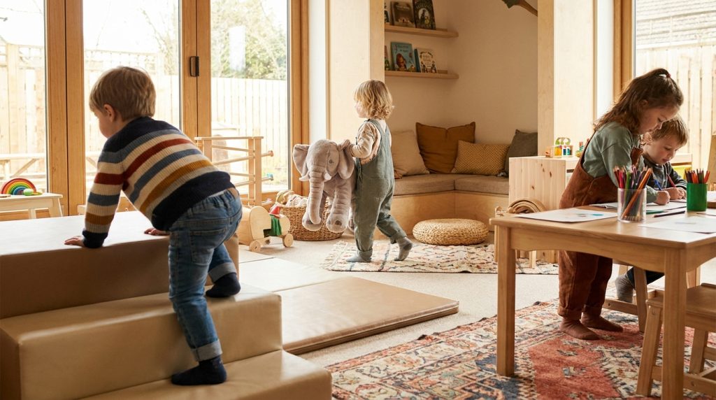Espacio infantil interior con varias zonas de juego