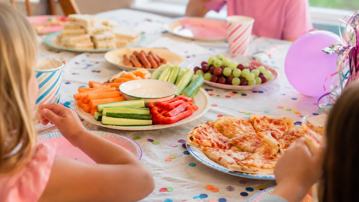 Mesa sencilla de cumpleaños infantil con comida fácil de coger