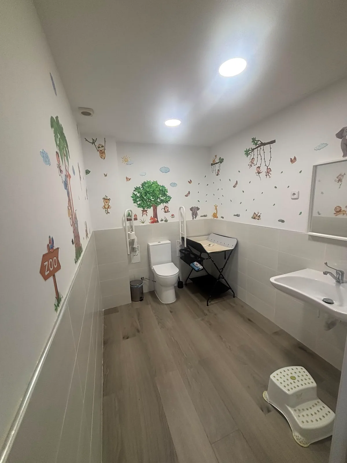 Baño adaptado con cambiador para bebés en El Bosque de Andry