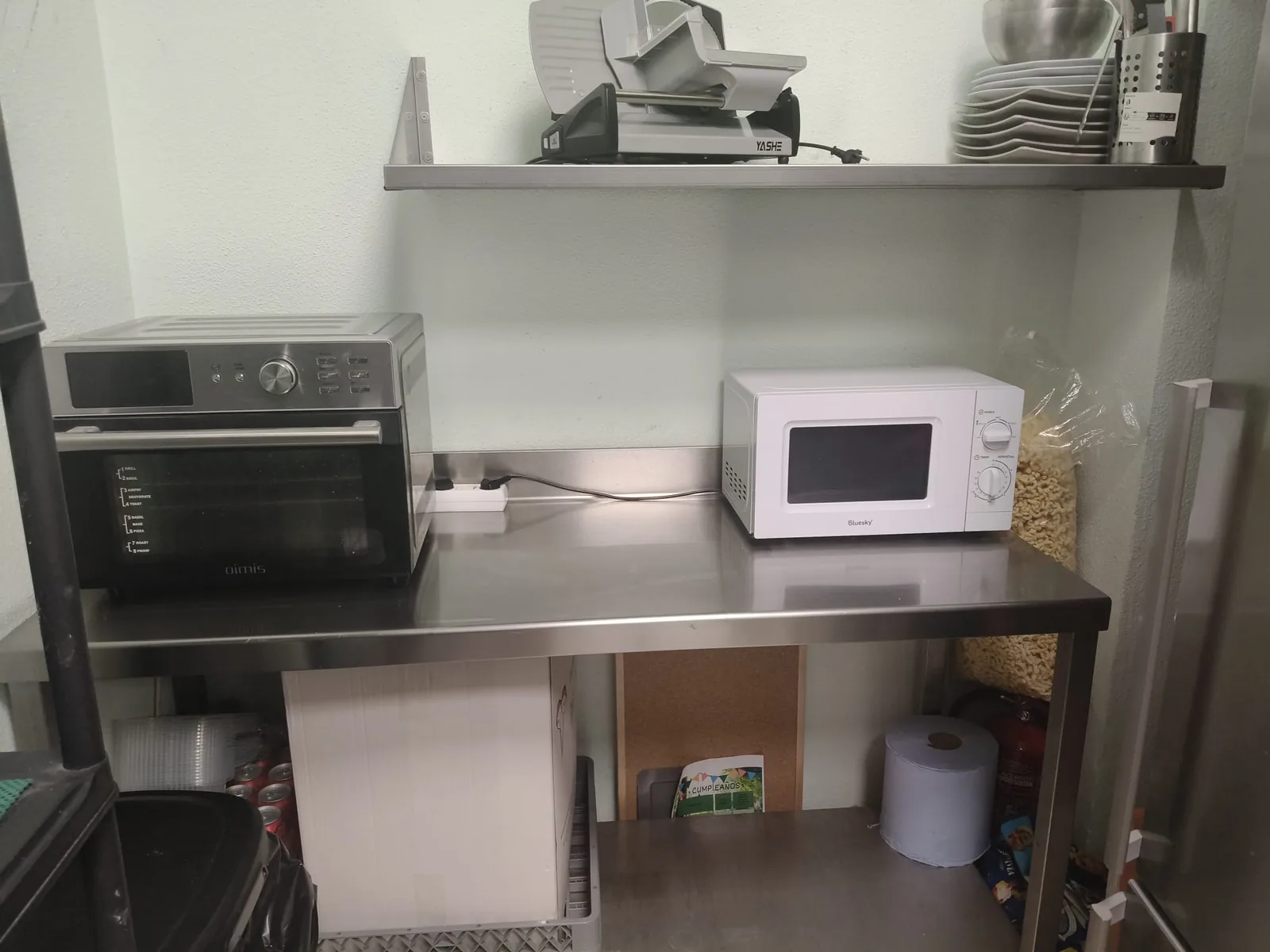 Horno-freidora de aire y microondas de la cocina del local