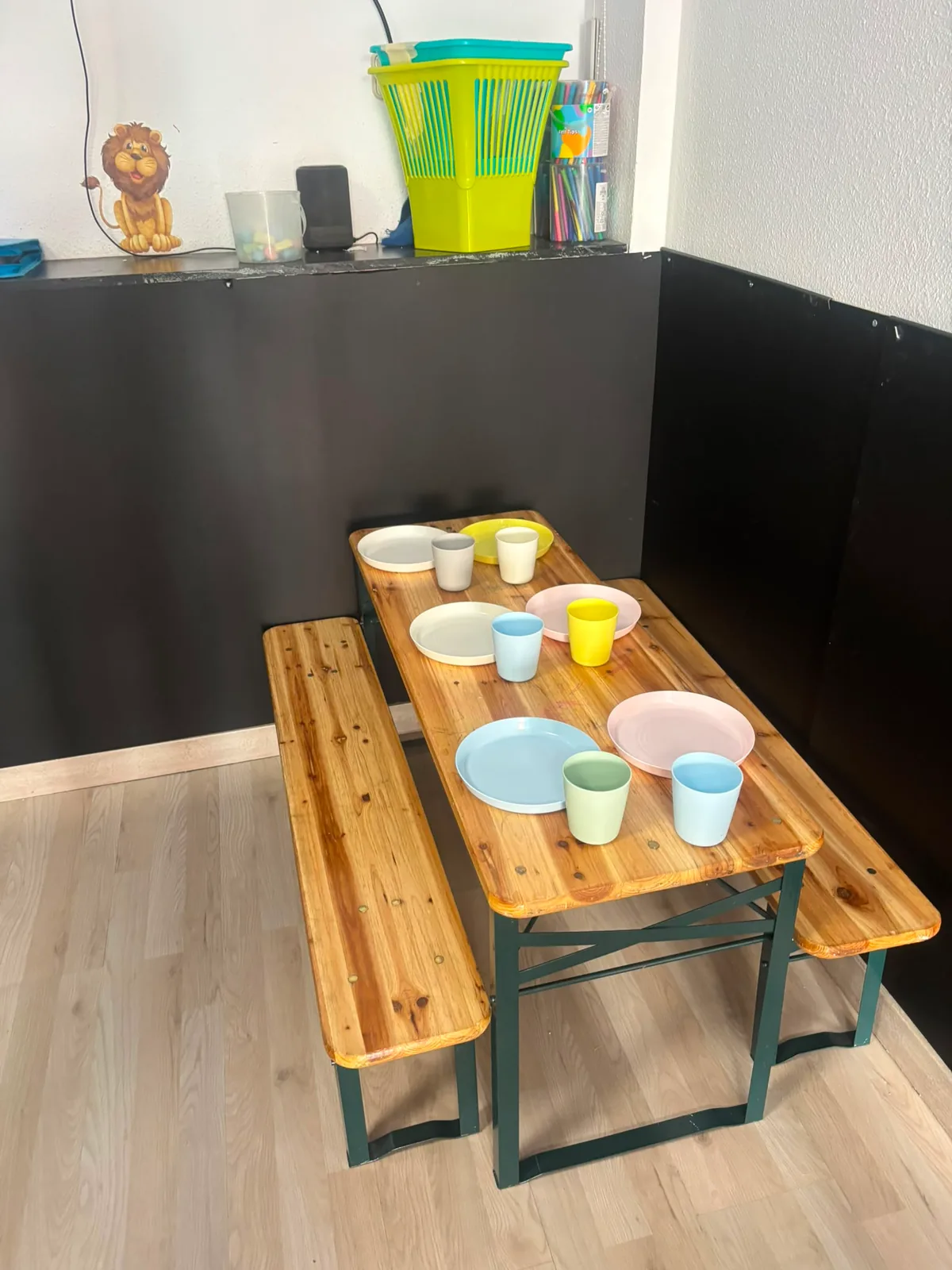 Mesa infantil con platos y vasos en El Bosque de Andry