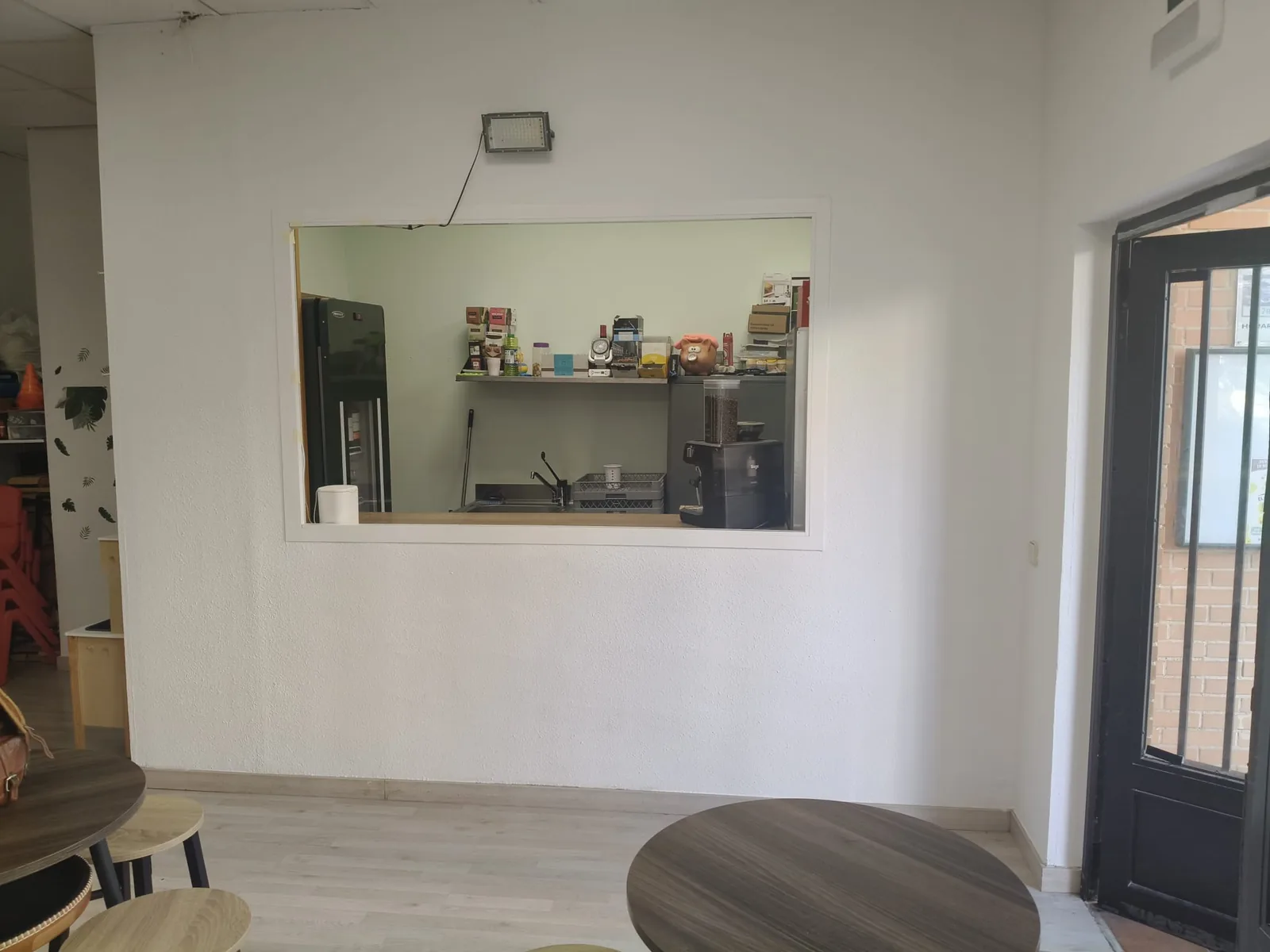 Pasaplatos que comunica la cocina con la sala del local
