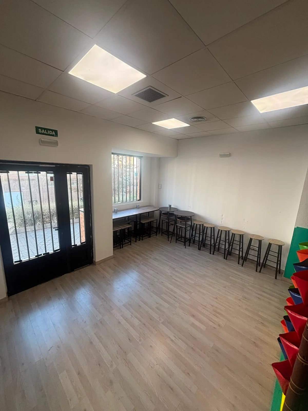 Zona para adultos y entrada del local de celebraciones